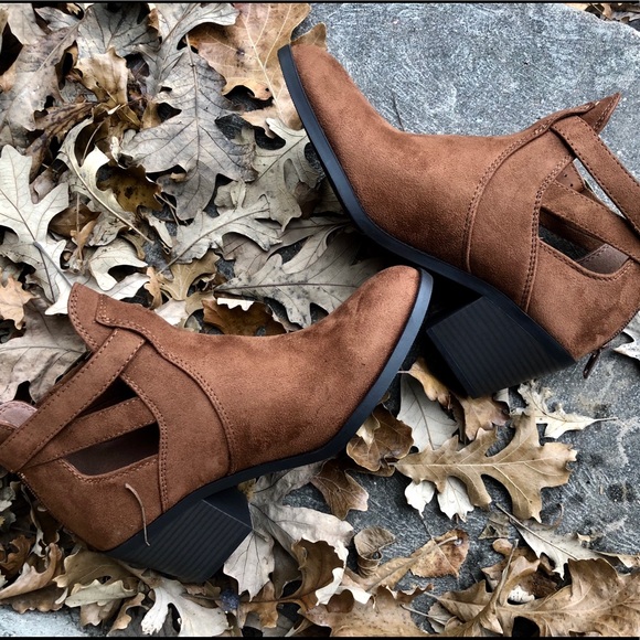 Brown buckled booties - Picture 2 of 7